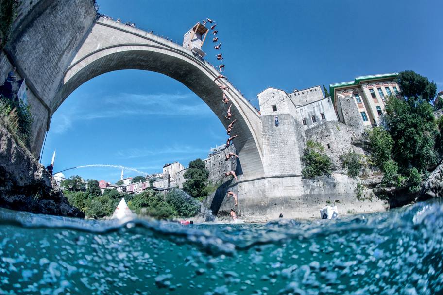 Lo Stari Most, il Ponte Vecchio, fu costruito nel 1557 con 456 blocchi di pietra bianca e univa le due parti della citt divise dal fiume Nereva. 